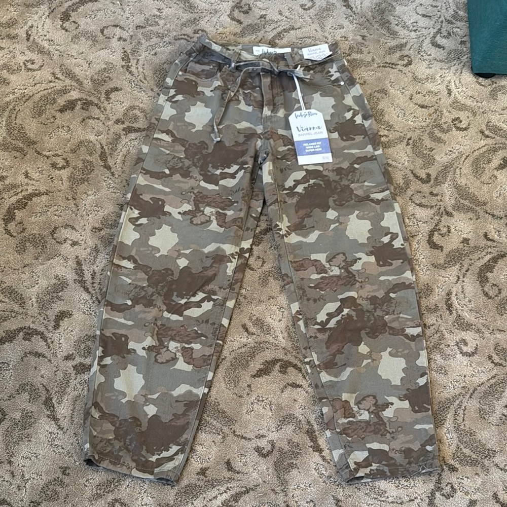 Indigo ReinCamouflage Barrel Jeans and 
Abercrombie shirt size xs